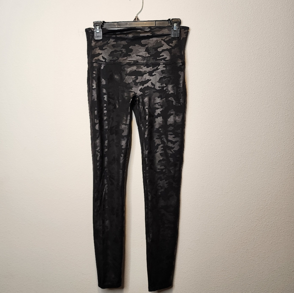✨ SPANX Camo Faux Leather High Rise Leggings Size Large